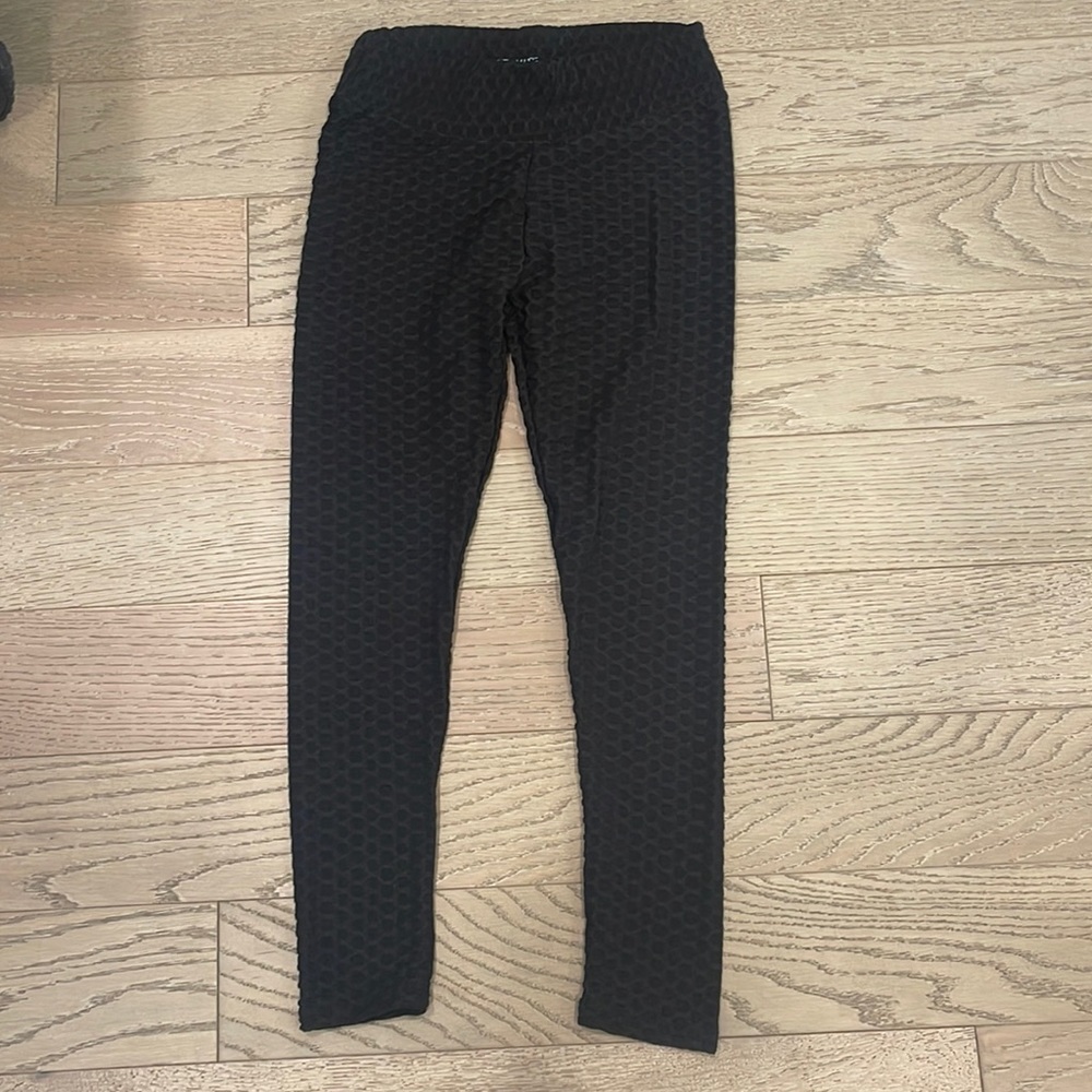 Black Textured Leggings with Scrunched Booty Size M